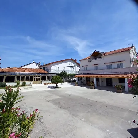 Vendégház Apartment-rooms Preka 4*