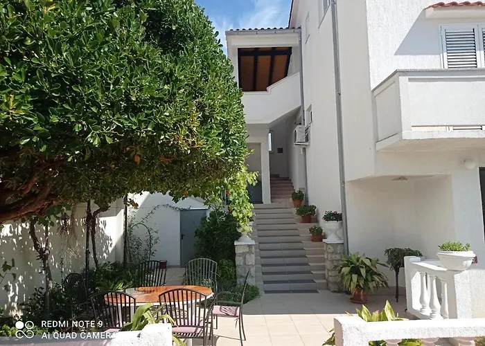 Apartment-rooms Preka Palit