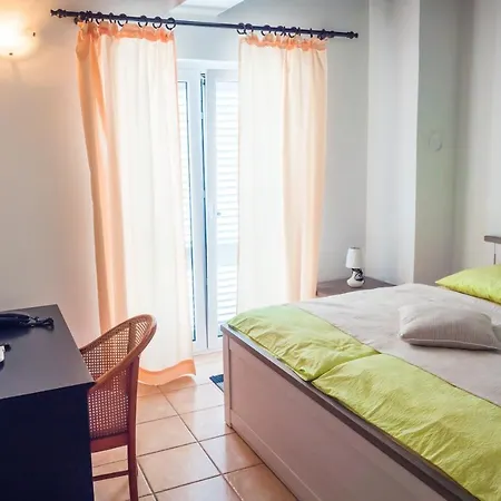 Apartment-rooms Preka Palit