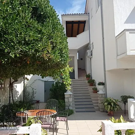 Apartment-rooms Preka Palit