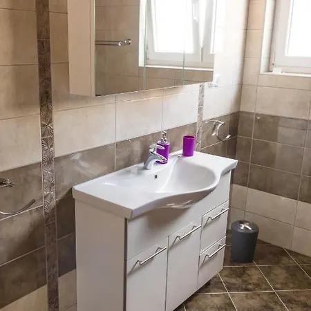 Apartment-rooms Preka 招待所 Palit