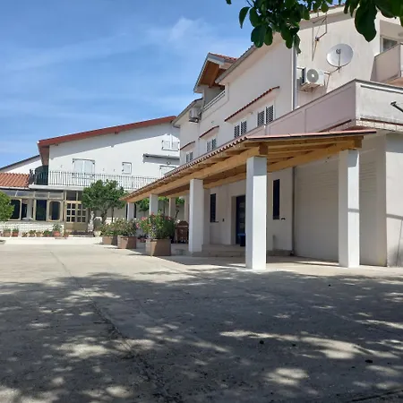Apartment-rooms Preka Palit